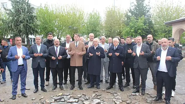 Emekli Jandarma Genel Komutanı Çetin'den Veysel Karani Türbesine Ziyaret