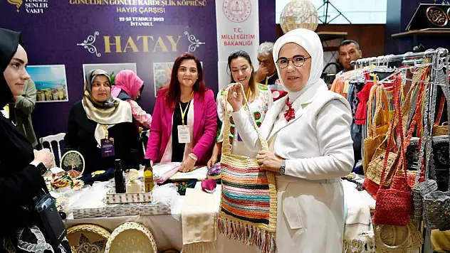 Emine Erdoğan'dan Depremzedeler İçin Açılan 'Hayır Çarşısı'na Destek Ziyareti