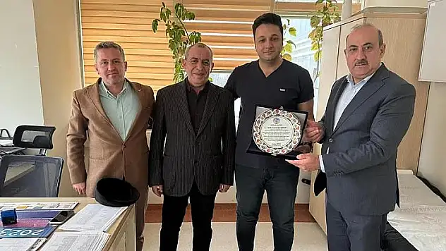 Eruh Belediye Başkanı Çiftçi'den Başarılı Doktora Plaket