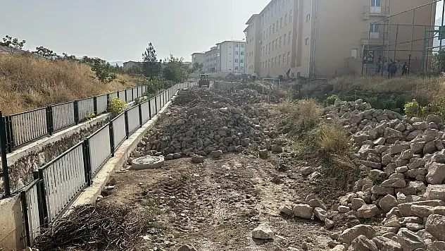 Eruh Belediyesi Yol Yapım Çalışmalarına Devam Ediyor