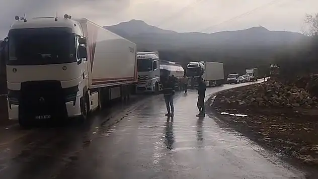 Eruh-Şırnak Yolunda Tır Devrildi, Trafik Durdu