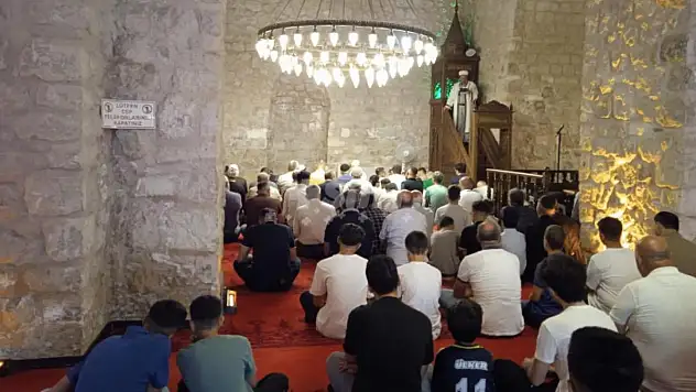 Evlilik Masrafları Tavan Yapınca, Cuma Namazında Tüm Camilerde 'Evliliği Zorlaştırmamanın' Önemine Değinildi