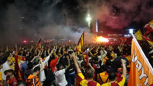 Galatasaraylılar Derbi Galibiyetini ve Şampiyonluğu Kutladı
