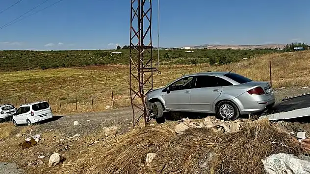 Gökçebağ'da Kontrolünü Kaybeden Otomobil Elektrik Direğine Çarptı!