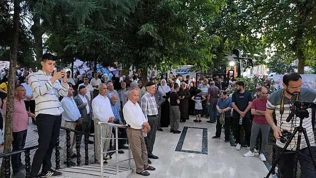 Hacı Adayları Siirt'ten Dualarla Uğurlandı