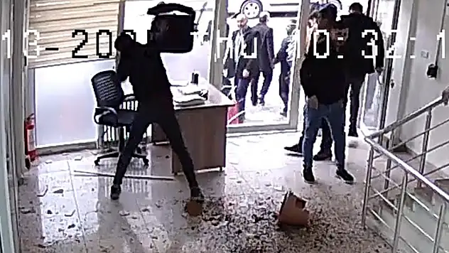 Hizmet Binasına Zarar Verip Çalışanları Darp Ettiler