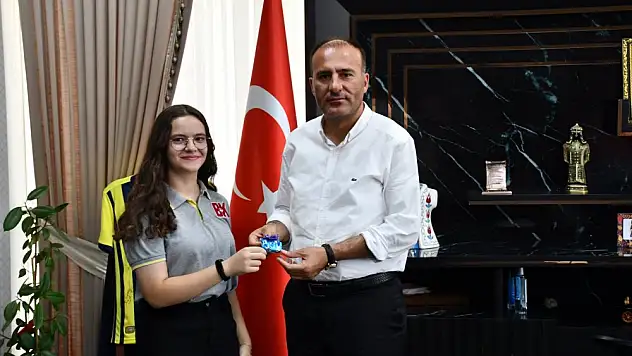 İl Milli Eğitim Müdürü Deniz Edip, LGS İl Birincisini Altın'la Ödüllendirdi