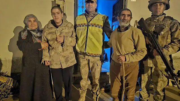 Jandarma Ekipleri Kaybolan Engelli Çocuğu Ailesine Kavuşturdu!