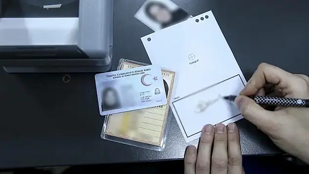 'Kimlikleri Yıl Sonuna Kadar Yenilemeyene Ceza' İddiası Ortalığı Karıştırdı!