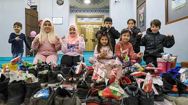 Kızılay Gönüllülerinin Ayakkabılara Bıraktığı Hediyeler Çocukların Yüzünü Güldürdü