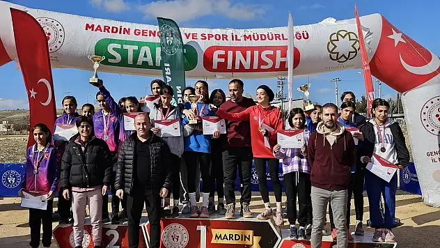 Kros Grup Yarışlarında Siirt Orgeneral Eşref Bitlis Ortaokulu Takım Halinde Birinci Oldu