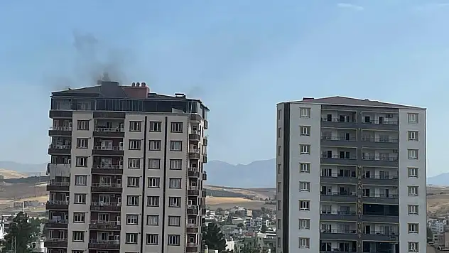 Kurtalan'da Yangın Merdiveninde Yangın Çıktı: Aileler Merdivenli Araçla Tahliye Edildi