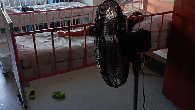 Kurtalan Devlet Hastanesinde Klimalar Arızalandı, Hasta Yakınları Evden Getirdikleri Pervaneyle Odalarını Serinletti!