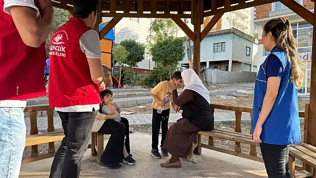 Kurtalan Gençlik Merkezi Gönüllü Gençlerinden Yaşlı Bireylere Yürekleri Isıtan Ziyaret