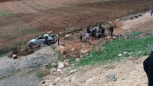 Kurtalan'da Otomobil Şarampole Devrildi: 1'i Ağır 3 Yaralı