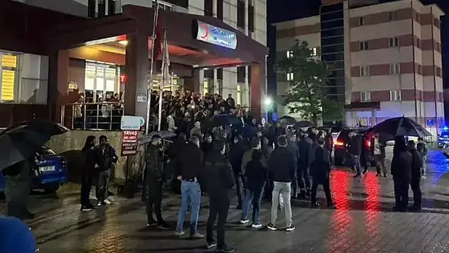 Mayıs Ayını Yarıladık Ama Bölgemizde Yağışlar Devam Ediyor Van'da, Yıldırım Düşmesi Sonucu 1 Korucu Şehit Düştü