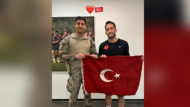 Milli Futbolcumuz Hakan Çalhanoğlu'na Siirt Battaniyesi Hediye Edildi