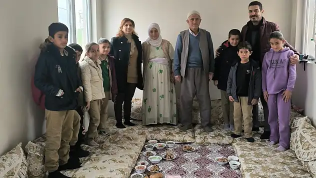 Minik Yüreklerden Yaşlılara Ziyaret