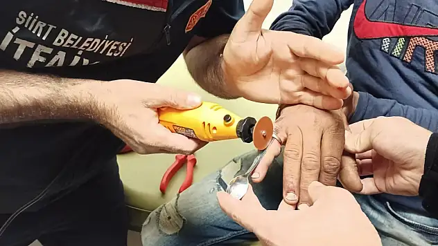 Parmağına Yüzük Sıkışan Genci İtfaiye Ekipleri Kurtardı