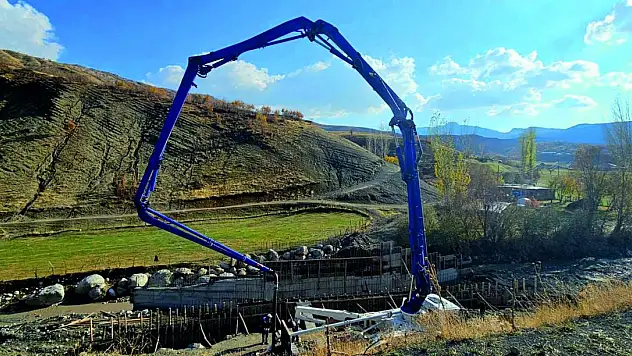 Pervari Düğüncüler Köyünde Köprü ve Menfez Yapım Çalışmaları (Videolu)