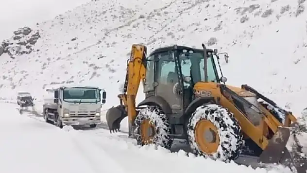 Pervari'de Mahsur Kalan Yolcu Minibüsü ve Akaryakıt Tankeri Kurtarıldı!