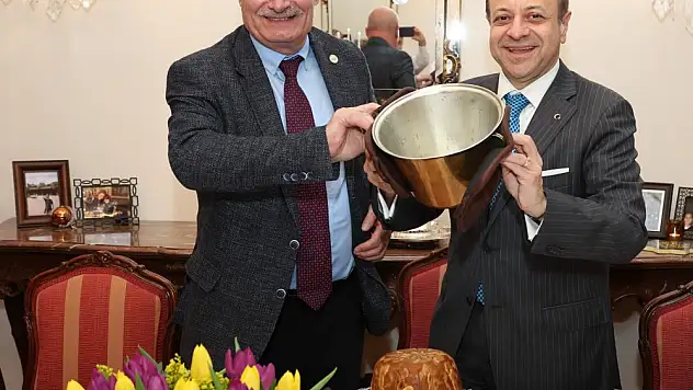 Prag Büyükelçisi Egemen Bağış, Misafirlerine Siirt Perde Pilavı İkramında Bulundu