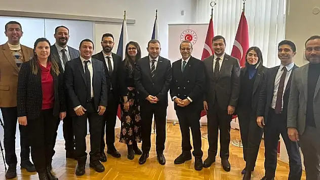 Prag Büyükelçisi Egemen Bağış'ın Ev Sahipliğinde Türkiye 100.Yılı Yapay Zeka Etkinliği Düzenlendi