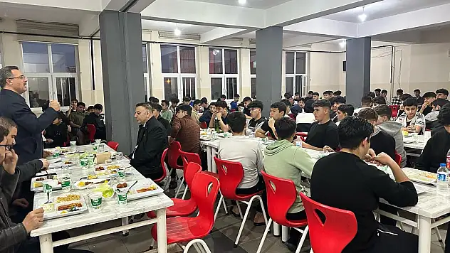 Ramazanda Lise Öğrencileri Unutulmadı: Her Gece Birlikte İftar ve Sohbet