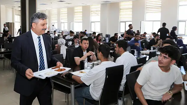 Rektör Şındak Öğle Yemeğini Öğrencilerle Birlikte Yedi