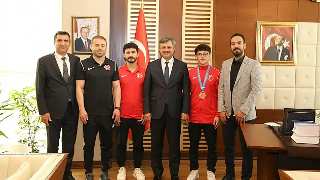Rektör Şındak, Şampiyon Sporcuları Ağırladı