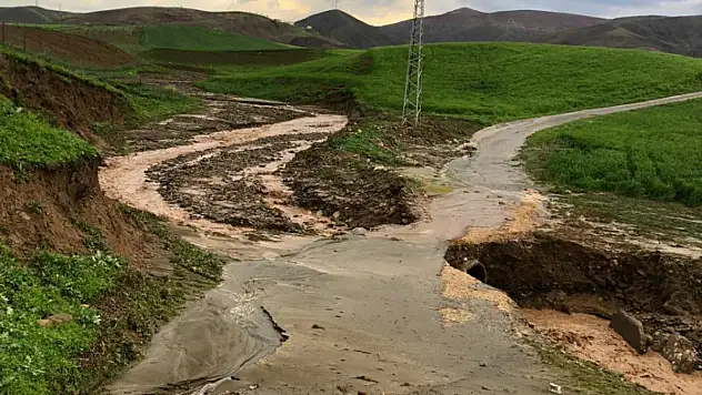 SAĞANAK YAĞIŞ NEDENİYLE KÖPRÜ ZARAR GÖRDÜ