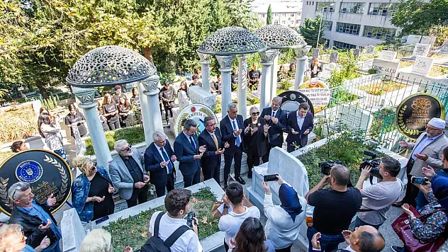 SANAT GÜNEŞİMİZ ZEKİ MÜREN VEFATININ 28. YILINDA BURSA'DAKİ KABRİ BAŞINDA ANILDI