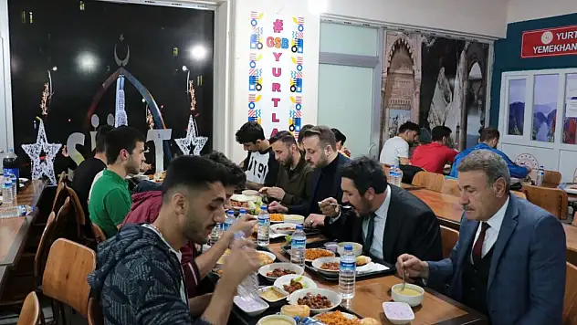 Siirt AK Parti İl Başkanı Av.Özturan, Üniversiteli Gençlerle İftarda Bir Araya Geldi