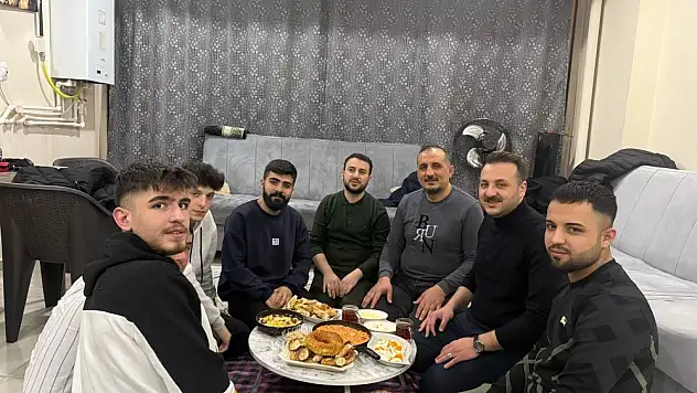 Siirt AK Parti İl Başkanı Özturan, Ramazan'ın İlk Sahurunu Gençlerle Yaptı