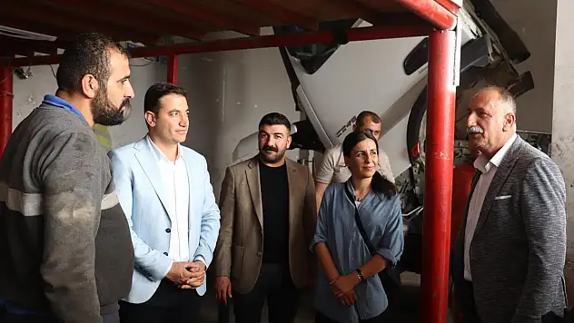 Siirt Belediye Eş Başkanı Kaysi, Oto Sanayi Sitesi Çalışanlarının 1 Mayıs İşçi Bayramını Kutladı