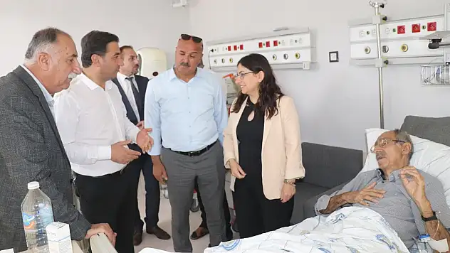 Siirt Belediye Eş Başkanları, DEM Parti İl Eş Başkanının Babasını Hastanede Ziyaret Etti