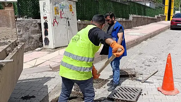 Siirt Belediyesi Atıklar Nedeniyle Tıkanan Kanalları Temizliyor