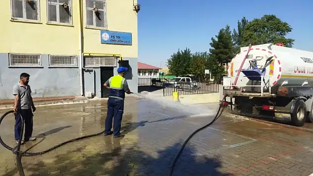 Siirt Belediyesi, Okul Bahçelerinde Temizlik Çalışmalarını Sürdürüyor