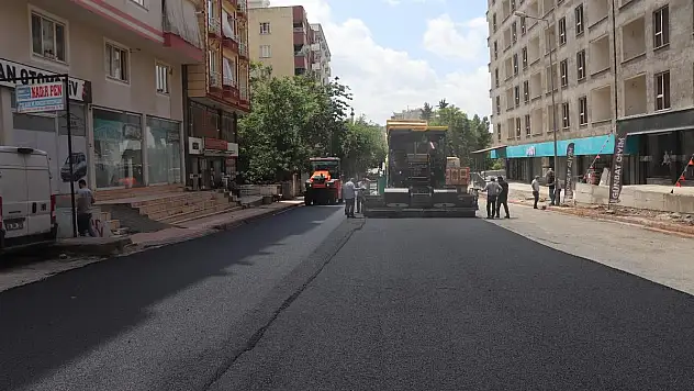 Siirt Belediyesi'nin Asfalt Serim Çalışmaları Şehrin Farklı Noktalarında Devam Ediyor