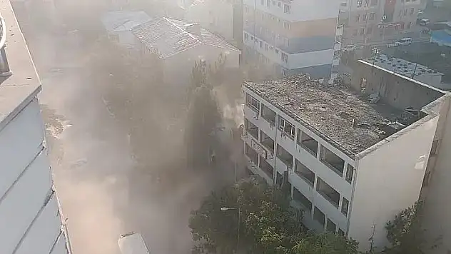 Siirt Çevre ve Şehircilik Müdürlüğü Bina Yıkımı Mahalleyi Toz Bulutuna Boğdu!