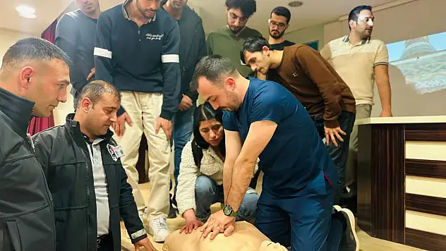 Siirt Eğitim ve Araştırma Hastanesi'nde 'Temel Yaşam Desteği' Eğitimi Verildi