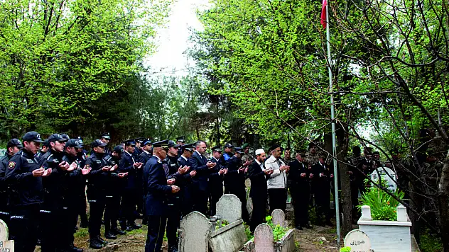 Siirt Emniyet Müdürlüğü'nden Şehit Mezarına Ziyaret