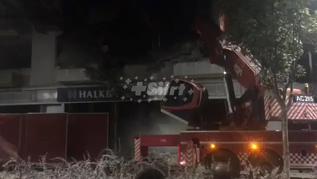 Siirt Güres Caddesinde Bina Yıkımını Gerçekleştiren Kepçe Ters Döndü