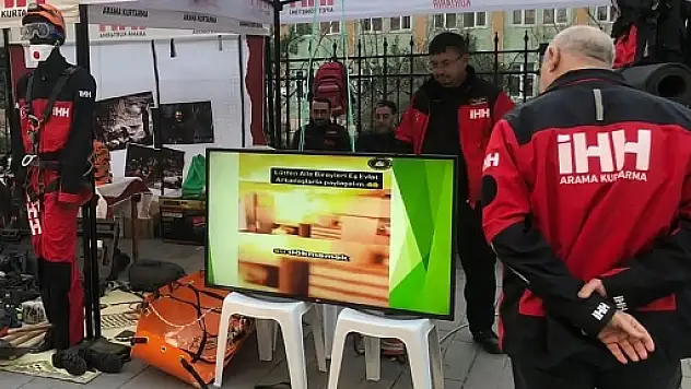Siirt İHH Arama Kurtarma Ekibi, 6 Şubat Depreminin 2. Yılında Farkındalık Standı Kurdu