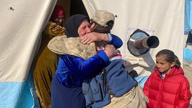 SİİRT İL JANDARMA KOMUTANLIĞI, DEPREM BÖLGESİNDE YARALARI SARMAYA DEVAM EDİYOR