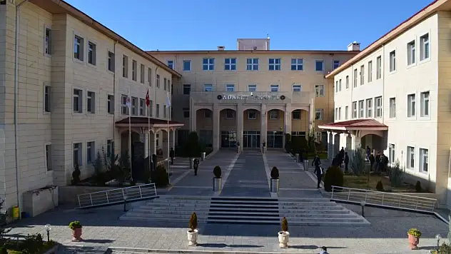 Siirt İlçelerinde de 18 Hakim ve Savcının Yeri Değişti