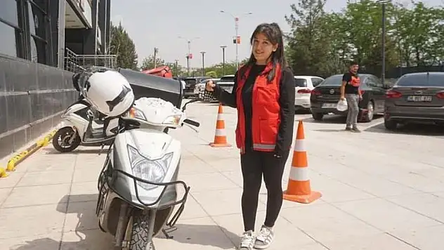 Siirt'in İlk Kadın Motokuryesi! Kapıyı Açanlar Şaşırıyor: 'Bunu Ben de Bilmiyordum'