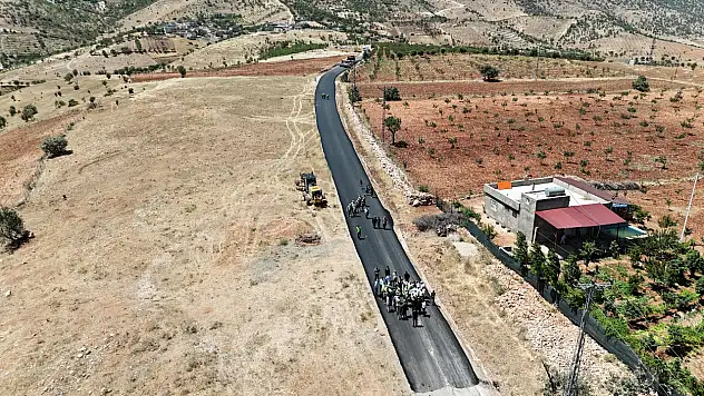 Siirt Kırsalında Ulaşım Altyapısı Güçlendiriliyor! Eruh'ta 12 Kilometrelik Grup Köy Yolu Sıcak Asfaltla Yenileniyor