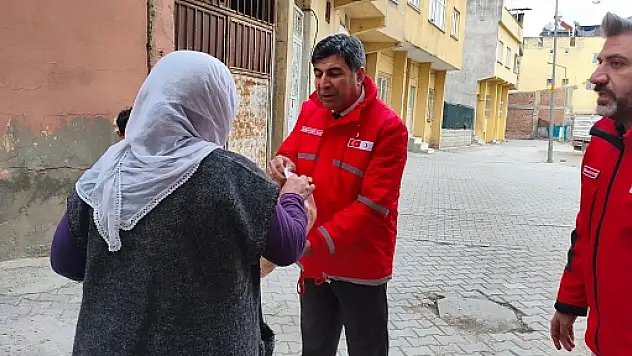 Siirt Kızılay, Dumlupınar Mahallesi'nde İftar Yemeği Dağıtımı Yaptı