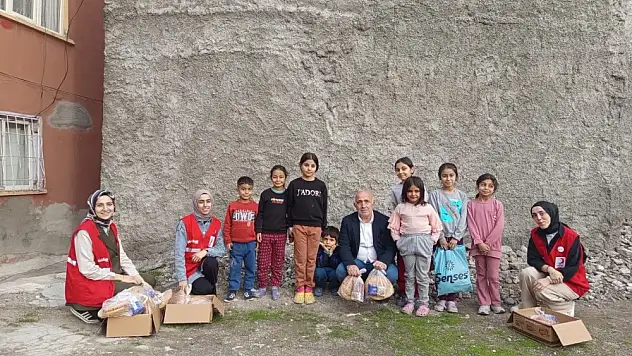 Siirt Kızılay Şubesi, Geleneksel 'Kısme' Ekmek Helvası Dağıtımını Yaptı